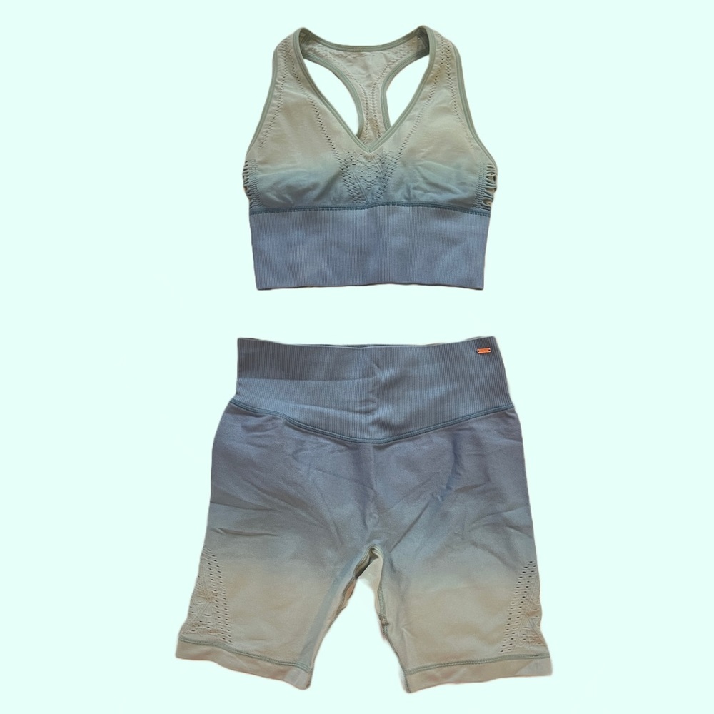 VICTORIA SECRET PINK WORKOUT MATCHING SET

TOP: x small
Shorts: small